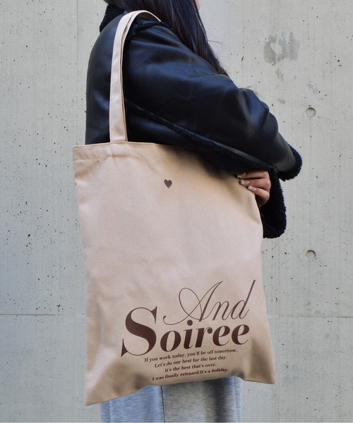 &soiree(アンドソワレ)の「【&soiree】メッセージロゴプリントトート(CP)(トートバッグ・レディース・ブラウン/ベージュ/ネイビー/アイボリー/グレー・FREE)」の17枚目の写真