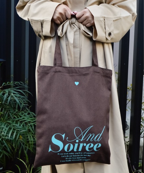 &soiree(アンドソワレ)の「【&soiree】メッセージロゴプリントトート(CP)(トートバッグ・レディース・ブラウン/ベージュ/ネイビー/アイボリー/グレー・FREE)」の20枚目の写真