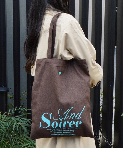 &soiree(アンドソワレ)の「【&soiree】メッセージロゴプリントトート(CP)(トートバッグ・レディース・ブラウン/ベージュ/ネイビー/アイボリー/グレー・FREE)」の21枚目の写真