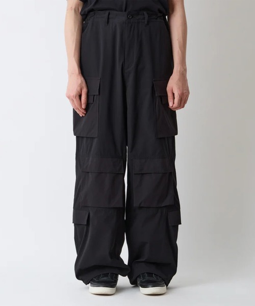 WHITE MOUNTAINEERING（ホワイトマウンテニアリング）の「【White Mountaineering/ホワイトマウンテニアリング】WIDE CARGO PANTS（カーゴパンツ・メンズ・カーキ/ブラック・2/3）」の2枚目の写真