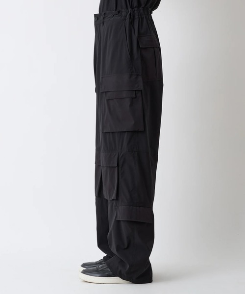 WHITE MOUNTAINEERING（ホワイトマウンテニアリング）の「【White Mountaineering/ホワイトマウンテニアリング】WIDE CARGO PANTS（カーゴパンツ・メンズ・カーキ/ブラック・2/3）」の6枚目の写真