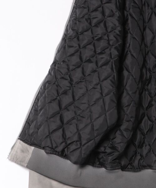 ８(eight)（エイト）の「ヴィンテージ加工フードボンバージャケット（ブルゾン・メンズ・グレー/ブラック/カーキ・MEDIUM/LARGE）」の5枚目の写真