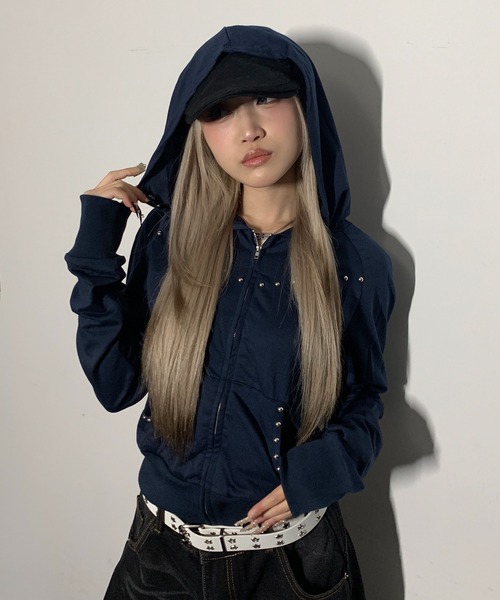 lilful(リルフル)の「ショート丈 スタッズ ジップアップパーカー(パーカー・レディース・ブラック/グレー/ネイビー・S/M)」の3枚目の写真