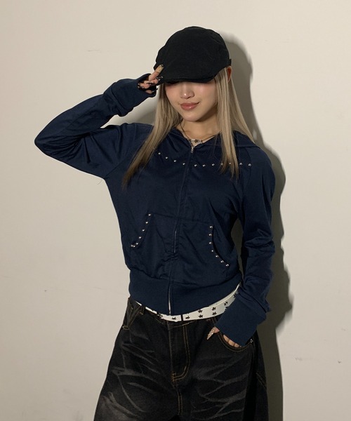 lilful(リルフル)の「ショート丈 スタッズ ジップアップパーカー(パーカー・レディース・ブラック/グレー/ネイビー・S/M)」の7枚目の写真