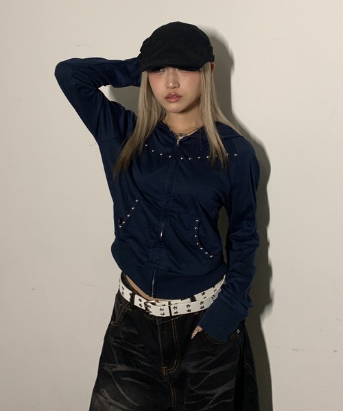 lilful(リルフル)の「ショート丈 スタッズ ジップアップパーカー(パーカー・レディース・ブラック/グレー/ネイビー・S/M)」の8枚目の写真