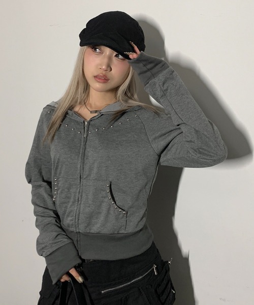 lilful(リルフル)の「ショート丈 スタッズ ジップアップパーカー(パーカー・レディース・ブラック/グレー/ネイビー・S/M)」の5枚目の写真