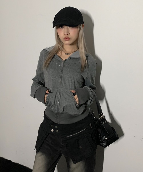 lilful(リルフル)の「ショート丈 スタッズ ジップアップパーカー(パーカー・レディース・ブラック/グレー/ネイビー・S/M)」の6枚目の写真