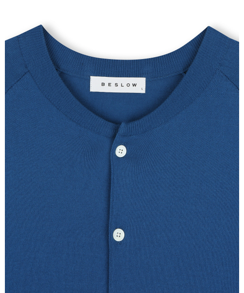 BESLOW（ビースロー）の「CREW NECK RELAXED SHORT CARDIGAN BLUE（カーディガン/ボレロ・メンズ・その他・X-LARGE/SMALL/MEDIUM/LARGE）」の2枚目の写真