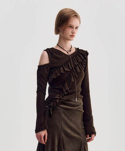 KIMZISU(キムジス)の「Diagonal Ruffle Jersey Top _ BROWN(Tシャツ/カットソー・レディース・ブラウン・SMALL/MEDIUM)」の2枚目の写真