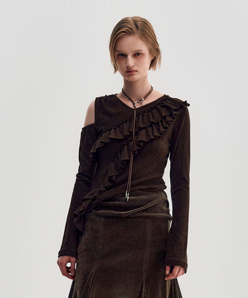 KIMZISU(キムジス)の「Diagonal Ruffle Jersey Top _ BROWN(Tシャツ/カットソー・レディース・ブラウン・SMALL/MEDIUM)」の3枚目の写真