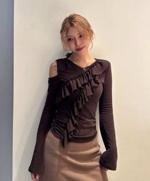 KIMZISU(キムジス)の「Diagonal Ruffle Jersey Top _ BROWN(Tシャツ/カットソー・レディース・ブラウン・SMALL/MEDIUM)」の9枚目の写真