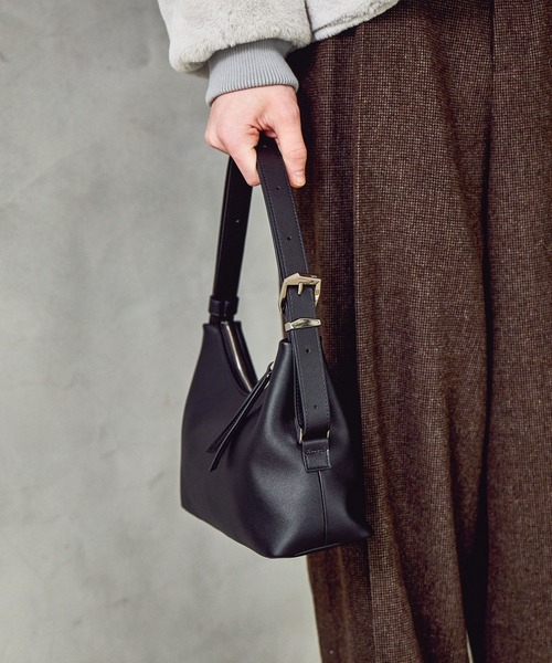 HARE（ハレ）の「RESHAPEバックルワンハンドルバッグ(HARE)（ハンドバッグ・メンズ・ブラック・FREE）」の4枚目の写真