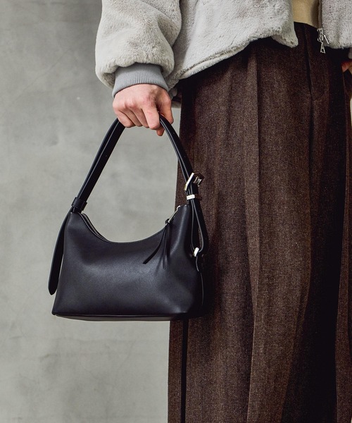 HARE（ハレ）の「RESHAPEバックルワンハンドルバッグ(HARE)（ハンドバッグ・メンズ・ブラック・FREE）」の6枚目の写真