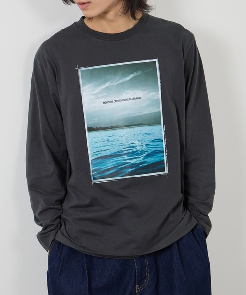 Mac-House(マックハウス)の「【T-GRAPHICS / ティーグラフィックス】フォトプリント長袖Tシャツ(Tシャツ/カットソー・メンズ・グレー系2/ブラック/ホワイト/グレー系1/ベージュ・S/M/L/XL)」の4枚目の写真