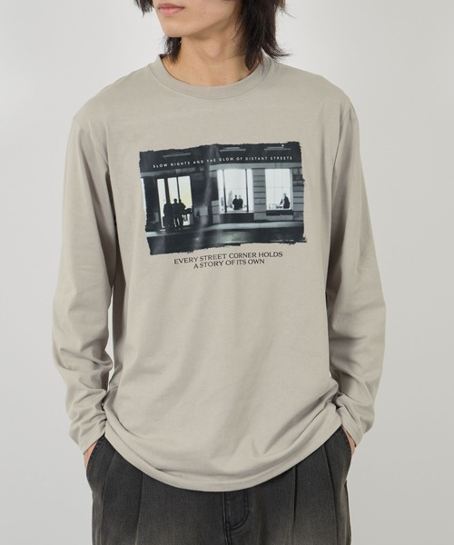 Mac-House(マックハウス)の「【T-GRAPHICS / ティーグラフィックス】フォトプリント長袖Tシャツ(Tシャツ/カットソー・メンズ・グレー系2/ブラック/ホワイト/グレー系1/ベージュ・S/M/L/XL)」の5枚目の写真