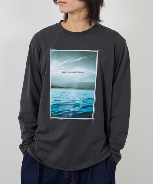 Mac-House(マックハウス)の「【T-GRAPHICS / ティーグラフィックス】フォトプリント長袖Tシャツ(Tシャツ/カットソー・メンズ・グレー系2/ブラック/ホワイト/グレー系1/ベージュ・S/M/L/XL)」の17枚目の写真