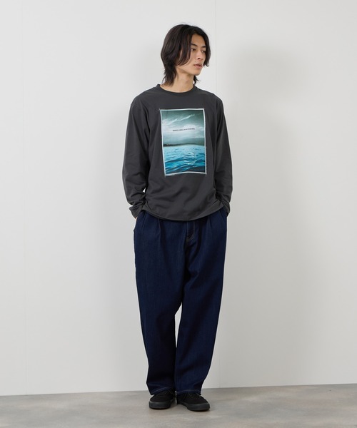 Mac-House(マックハウス)の「【T-GRAPHICS / ティーグラフィックス】フォトプリント長袖Tシャツ(Tシャツ/カットソー・メンズ・グレー系2/ブラック/ホワイト/グレー系1/ベージュ・S/M/L/XL)」の16枚目の写真