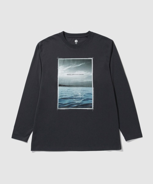 Mac-House(マックハウス)の「【T-GRAPHICS / ティーグラフィックス】フォトプリント長袖Tシャツ(Tシャツ/カットソー・メンズ・グレー系2/ブラック/ホワイト/グレー系1/ベージュ・S/M/L/XL)」の8枚目の写真