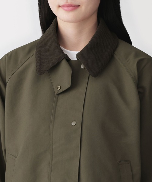 無印良品（ムジルシリョウヒン）の「婦人　撥水　コーデュロイ衿　ショートブルゾン（ブルゾン・レディース・ブラック/カーキ/アイボリー・S/M/L/XL）」の14枚目の写真
