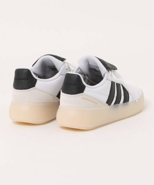 adidas(アディダス)の「adidas アディダス BARREDA MUNDIAL U レディーススニーカー(バレダムンディアルU) JR4614 フットウェアホワイト/コアブラック/アルミナ(スニーカー・レディース・ホワイト×ブラック・22.5cm/23.0cm/23.5cm/24.0cm/24.5cm/25.0cm)」の2枚目の写真