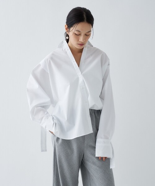 cloenc（クロエンス）の「【手洗い可】バックギャザールーズシャツ（シャツ/ブラウス・レディース・ピンク系その他/ホワイト/ブルー系2/ベージュ・02）」の2枚目の写真