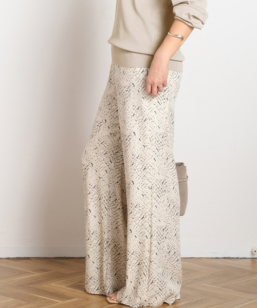 AP STUDIO（エーピーストゥディオ）の「パイソンプリントパンツ（その他パンツ・レディース・アイボリー・36/38）」の2枚目の写真