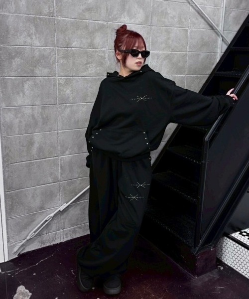 Chikashitsu +(チカシツプラス)の「【Chikashitsu +】studs design overfit sweat pants / 【チカシツプラス】スタッズオーバーサイズスウェットパンツ(スウェットパンツ・メンズ・ブラック/グレー・ONE SIZE)」の1枚目の写真