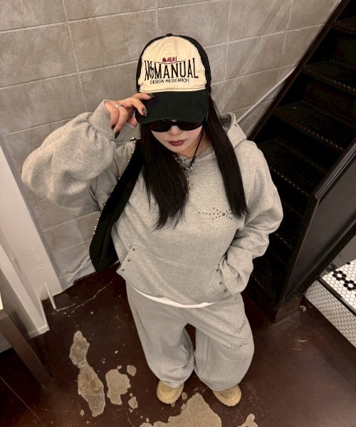 Chikashitsu +(チカシツプラス)の「【Chikashitsu +】studs design overfit sweat pants / 【チカシツプラス】スタッズオーバーサイズスウェットパンツ(スウェットパンツ・メンズ・ブラック/グレー・ONE SIZE)」の10枚目の写真