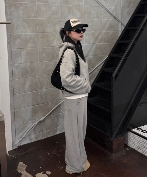 Chikashitsu +(チカシツプラス)の「【Chikashitsu +】studs design overfit sweat pants / 【チカシツプラス】スタッズオーバーサイズスウェットパンツ(スウェットパンツ・メンズ・ブラック/グレー・ONE SIZE)」の14枚目の写真