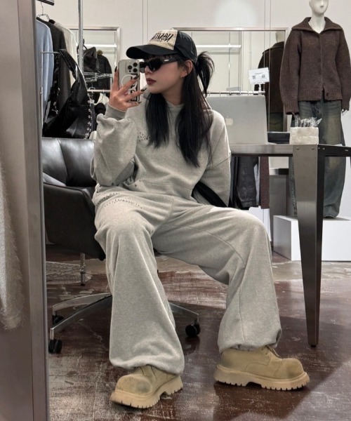 Chikashitsu +(チカシツプラス)の「【Chikashitsu +】studs design overfit sweat pants / 【チカシツプラス】スタッズオーバーサイズスウェットパンツ(スウェットパンツ・メンズ・ブラック/グレー・ONE SIZE)」の12枚目の写真