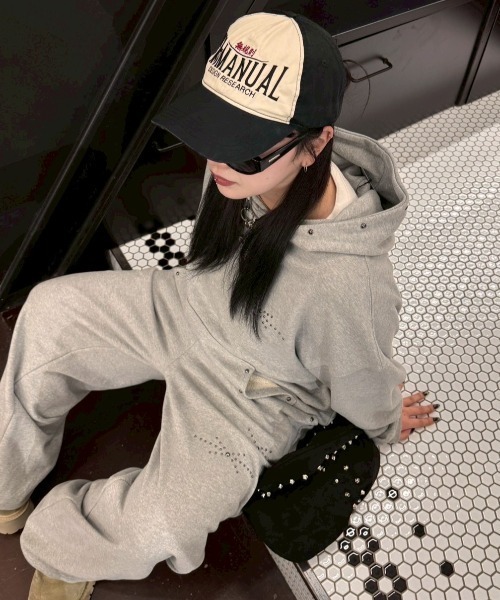 Chikashitsu +(チカシツプラス)の「【Chikashitsu +】studs design overfit sweat pants / 【チカシツプラス】スタッズオーバーサイズスウェットパンツ(スウェットパンツ・メンズ・ブラック/グレー・ONE SIZE)」の16枚目の写真