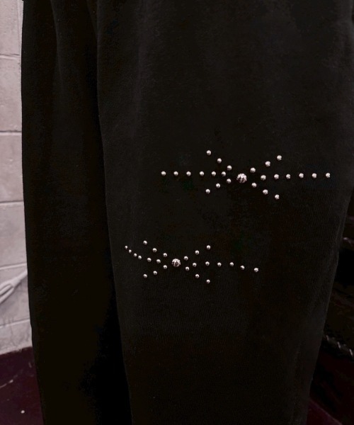 Chikashitsu +(チカシツプラス)の「【Chikashitsu +】studs design overfit sweat pants / 【チカシツプラス】スタッズオーバーサイズスウェットパンツ(スウェットパンツ・メンズ・ブラック/グレー・ONE SIZE)」の9枚目の写真