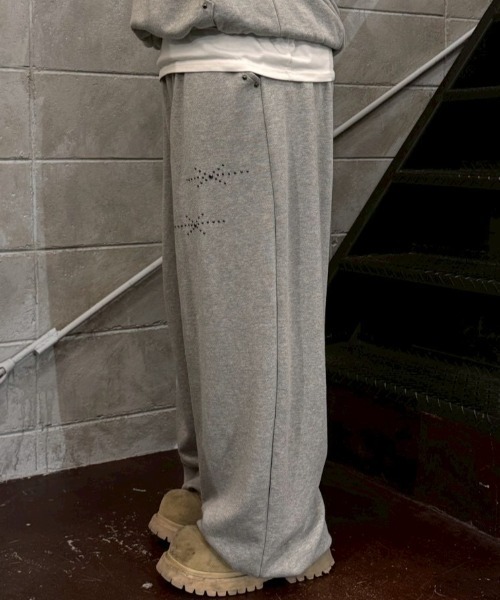 Chikashitsu +(チカシツプラス)の「【Chikashitsu +】studs design overfit sweat pants / 【チカシツプラス】スタッズオーバーサイズスウェットパンツ(スウェットパンツ・メンズ・ブラック/グレー・ONE SIZE)」の18枚目の写真