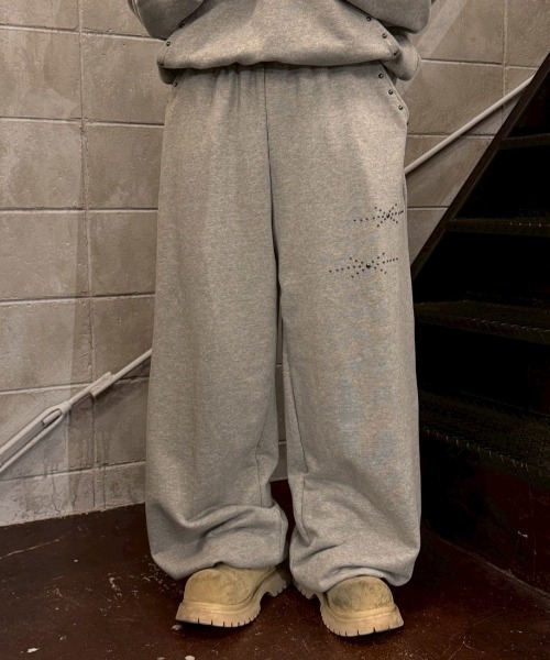 Chikashitsu +(チカシツプラス)の「【Chikashitsu +】studs design overfit sweat pants / 【チカシツプラス】スタッズオーバーサイズスウェットパンツ(スウェットパンツ・メンズ・ブラック/グレー・ONE SIZE)」の17枚目の写真