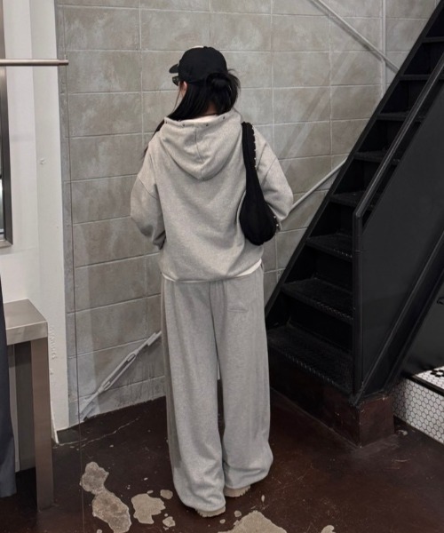 Chikashitsu +(チカシツプラス)の「【Chikashitsu +】studs design overfit sweat pants / 【チカシツプラス】スタッズオーバーサイズスウェットパンツ(スウェットパンツ・メンズ・ブラック/グレー・ONE SIZE)」の15枚目の写真