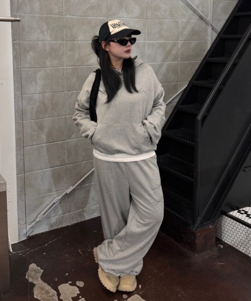 Chikashitsu +(チカシツプラス)の「【Chikashitsu +】studs design overfit sweat pants / 【チカシツプラス】スタッズオーバーサイズスウェットパンツ(スウェットパンツ・メンズ・ブラック/グレー・ONE SIZE)」の13枚目の写真