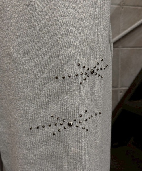 Chikashitsu +(チカシツプラス)の「【Chikashitsu +】studs design overfit sweat pants / 【チカシツプラス】スタッズオーバーサイズスウェットパンツ(スウェットパンツ・メンズ・ブラック/グレー・ONE SIZE)」の20枚目の写真