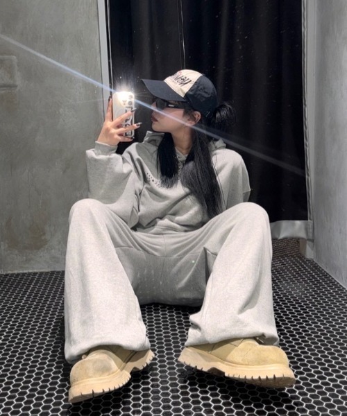 Chikashitsu +(チカシツプラス)の「【Chikashitsu +】studs design overfit sweat pants / 【チカシツプラス】スタッズオーバーサイズスウェットパンツ(スウェットパンツ・メンズ・ブラック/グレー・ONE SIZE)」の11枚目の写真