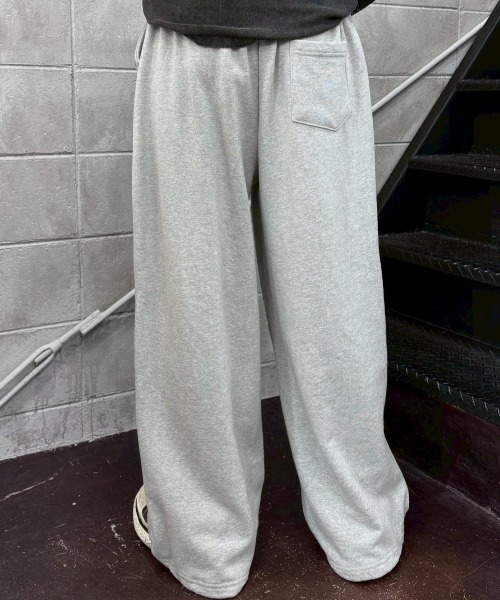 Chikashitsu +(チカシツプラス)の「【Chikashitsu +】studs design overfit sweat pants / 【チカシツプラス】スタッズオーバーサイズスウェットパンツ(スウェットパンツ・メンズ・ブラック/グレー・ONE SIZE)」の6枚目の写真