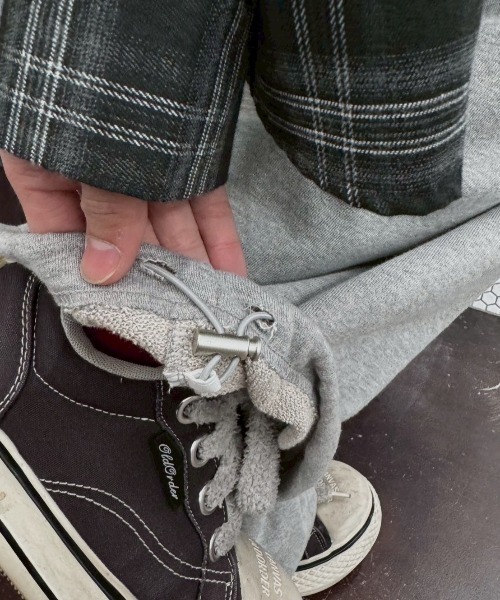 Chikashitsu +(チカシツプラス)の「【Chikashitsu +】studs design overfit sweat pants / 【チカシツプラス】スタッズオーバーサイズスウェットパンツ(スウェットパンツ・メンズ・ブラック/グレー・ONE SIZE)」の7枚目の写真