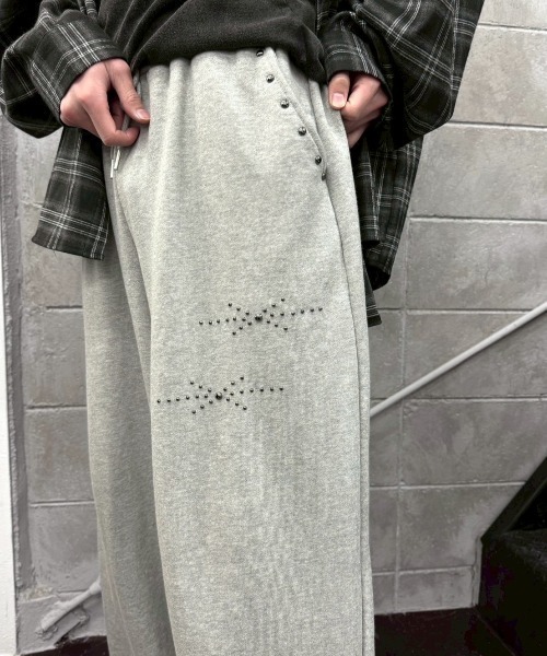 Chikashitsu +(チカシツプラス)の「【Chikashitsu +】studs design overfit sweat pants / 【チカシツプラス】スタッズオーバーサイズスウェットパンツ(スウェットパンツ・メンズ・ブラック/グレー・ONE SIZE)」の4枚目の写真
