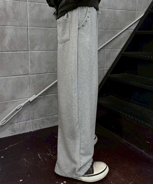 Chikashitsu +(チカシツプラス)の「【Chikashitsu +】studs design overfit sweat pants / 【チカシツプラス】スタッズオーバーサイズスウェットパンツ(スウェットパンツ・メンズ・ブラック/グレー・ONE SIZE)」の5枚目の写真