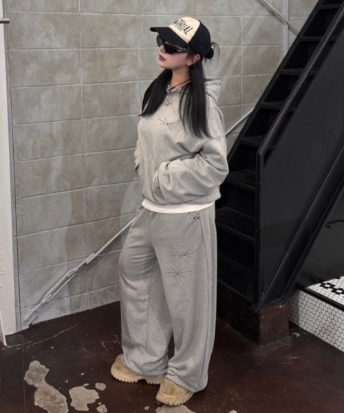 Chikashitsu +(チカシツプラス)の「【Chikashitsu +】studs design overfit sweat pants / 【チカシツプラス】スタッズオーバーサイズスウェットパンツ(スウェットパンツ・メンズ・ブラック/グレー・ONE SIZE)」の8枚目の写真