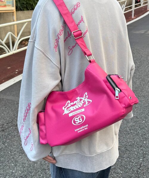 SOUNDSGOOOOD(サウンズグッド)の「【SOUNDS GOOOOD】レザーハーフムーンバッグ(ショルダーバッグ・レディース・ブラック/ピンク・ONE SIZE)」の1枚目の写真