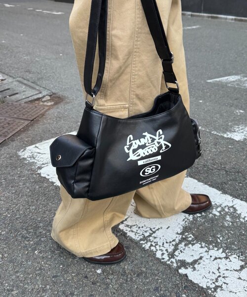 SOUNDSGOOOOD(サウンズグッド)の「【SOUNDS GOOOOD】レザーハーフムーンバッグ(ショルダーバッグ・レディース・ブラック/ピンク・ONE SIZE)」の2枚目の写真