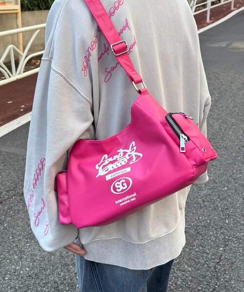 SOUNDSGOOOOD(サウンズグッド)の「【SOUNDS GOOOOD】レザーハーフムーンバッグ(ショルダーバッグ・レディース・ブラック/ピンク・ONE SIZE)」の3枚目の写真