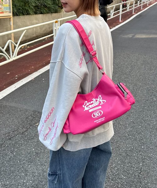 SOUNDSGOOOOD(サウンズグッド)の「【SOUNDS GOOOOD】レザーハーフムーンバッグ(ショルダーバッグ・レディース・ブラック/ピンク・ONE SIZE)」の4枚目の写真