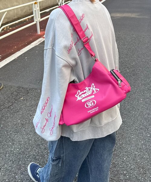 SOUNDSGOOOOD(サウンズグッド)の「【SOUNDS GOOOOD】レザーハーフムーンバッグ(ショルダーバッグ・レディース・ブラック/ピンク・ONE SIZE)」の5枚目の写真