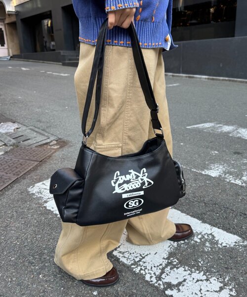 SOUNDSGOOOOD(サウンズグッド)の「【SOUNDS GOOOOD】レザーハーフムーンバッグ(ショルダーバッグ・レディース・ブラック/ピンク・ONE SIZE)」の8枚目の写真