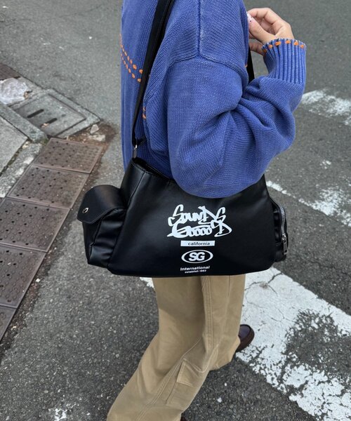 SOUNDSGOOOOD(サウンズグッド)の「【SOUNDS GOOOOD】レザーハーフムーンバッグ(ショルダーバッグ・レディース・ブラック/ピンク・ONE SIZE)」の11枚目の写真